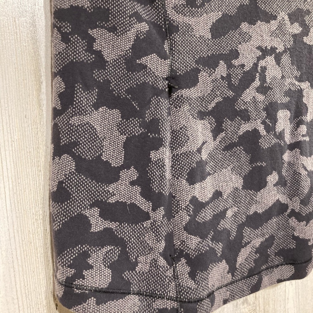 Lululemon Grey Black Camo Run Briskly 1/2 Zip Size 6 - Picture 7 of 13